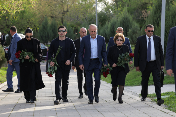 Ռոբերտ Քոչարյանն ընտանիքի հետ այցելել է Ծիծեռնակաբերդ (տեսանյութ, լուսանկար)