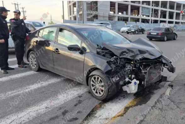 Երևանում բախվել են «Kia»-ն ու «Lexus»-ը. վերջինը վրшերթի է ենթարկել հետիոտնին, ապա կոտրել խաչմերուկը կարգավորող լուսացույցը