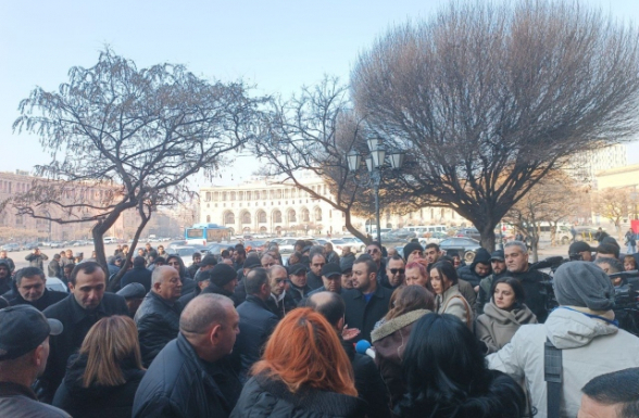 «Пашинян, переходи уже в 8-ой класс»: акция протеста хозсубъектов у здания правительства РА (видео)