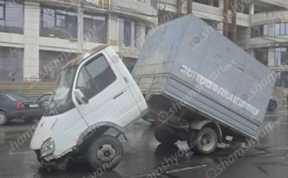 Երևանում «ԳԱԶել» մակնիշի բեռնատարն ընթացքում խափանվել ու հայտնվել է ճանապարհի մեջտեղում