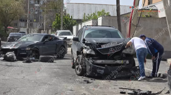 Երևանում «Ford Mustang»-ը, դեռևս անհայտ հանգամանքներում, բախվել է կայանված «Nissan», «Լադա», «Mercedes» և «Lexus» մեքենաներին