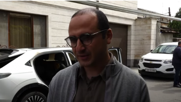 Պատուհանը ջարդած էր ու բենզին էր լցրած մեքենայի մեջ. Գևորգ Ստեփանյանը մանրամասներ հայտնեց (տեսանյութ)