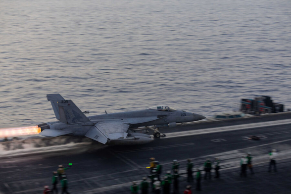 Американский истребитель опять упал с авианосца в Красное море