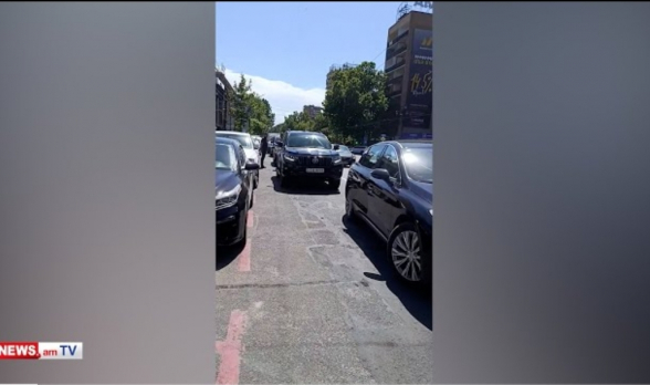 Մաշտոցի պողոտայում Ալեն Սիմոնյանի ծառայողական մեքենաները գրավել են ավտոբուսների համար նախատեսված առաջին գիծը (տեսանյութ)