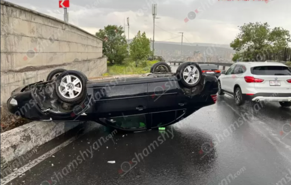 Սարալանջի փողոցի սկզբնամասում «Ford»-ը բախվել է բազալտե եզրաքարին և գլխիվայր շրջվել՝ մասամբ հայտնվելով ճանապարհի մեջտեղում