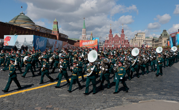 Европарламент начал расследование после поездки депутатов на парад в Москву