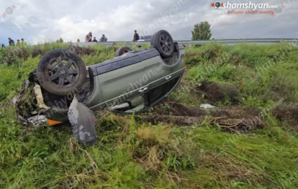 Արարատի մարզում «Honda»-ն բախվել է երկաթե արգելապատնեշներին, կոտրել դրանք և գլխիվայր հայտնվել դաշտում. կան վիրшվորներ
