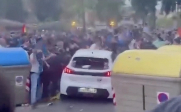 Автомобиль наехал на толпу фанатов перед матчем «Барселоны» (видео)