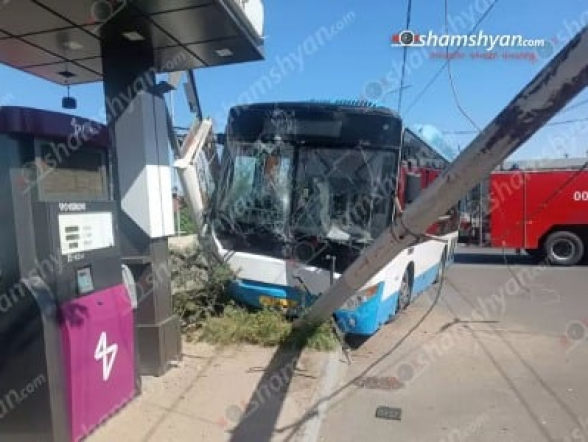 В Ереване пассажирский автобус протаранил столб, есть пострадавшие