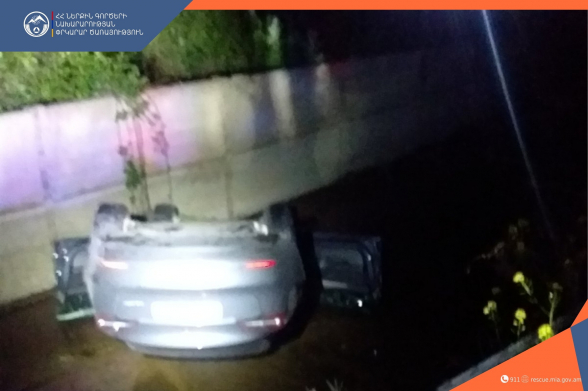 Խարբերդում «Tesla»-ն դուրս է եկել ճանապարհի երթևեկելի հատվածից և շրջվել ջրատարը․  կան տուժածներ