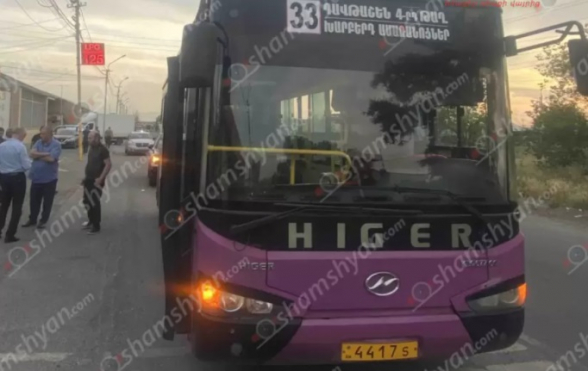 Երևանում «Mercedes» բեռնատարը հետընթաց է կատարել և բախվել թիվ 33 երթուղին սպասարկող «HIGER» մակնիշի ավտոբուսի ապակուն, ինչի հետևանքով այն կոտրվել է և թափվել ուղևորի վրա