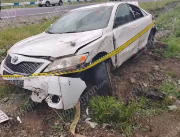 Շիրակի մարզում 31-ամյա վարորդը «Toyota Camry»-ով դուրս է եկել երթևեկելի գոտուց և գլխիվայր շրջվելով հայտնվել ճամփեզրին․ կան վիրшվորներ