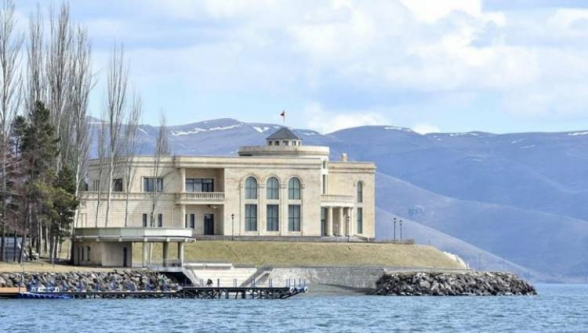 ՔՊ-ականները մինչև ուշ գիշեր կերել-խմել են, քծնել Փաշինյանին․ «Հրապարակ»