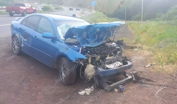 Երևան-Սևան ավտոճանապարհին «Mazda»-ն դուրս է եկել երթևեկելի գոտուց, բախվել արգելապատնեշներին