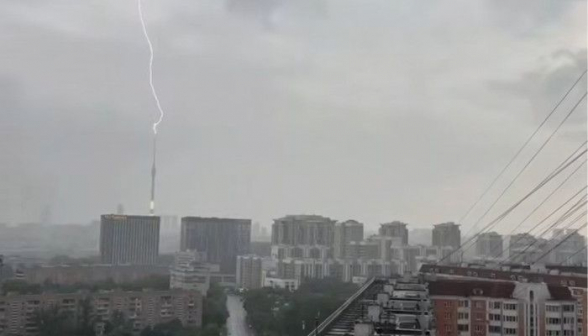 Մոսկվայում ուժեղ անձրև է տեղացել, կայծակը հարվածել է Օստանկինոյի հեռուստաաշտարակին