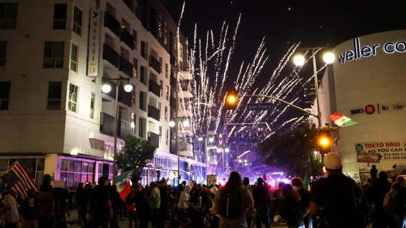 В Лос-Анджелесе протестующие применили фейерверки против полиции