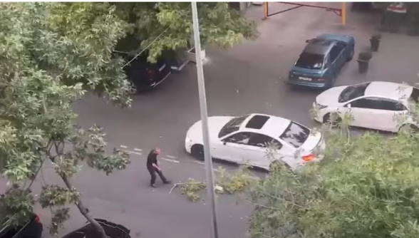 Երևանում ուժգին քամին ծառի ճյուղը կոտրել և գցել է ճանապարհի երթևեկելի գոտում (տեսանյութ)