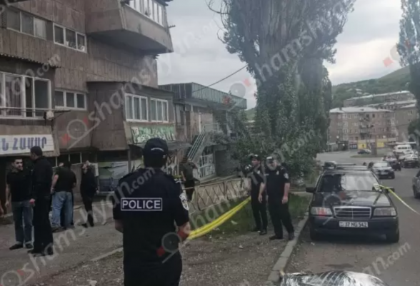 Վանաձորի շենքերից մեկի բակում մոր ու որդու մարմիններ են հայտնաբերել