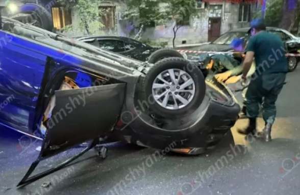 Երևանում Hyundai-ն բախվել է կայանված Ford և 2 Toyota Camry մեքենաներին. գլխիվայր շրջվել. կին վարորդը եղել է ոչ սթափ