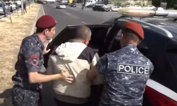 Напряжённая ситуация в Касахе: граждан задерживают с применением силы (видео)