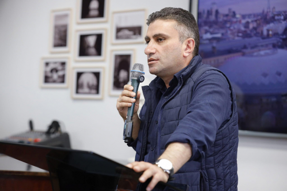 ՔՊ-ականներն՝ իրենց «վոժդի» հետ միասին, հոգևորականների փիլոնների տակից դուրս չեն գալիս