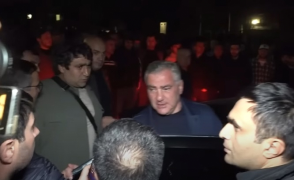 Самвел Карапетян покинул свой дом в сопровождении сотрудников полиции (видео)