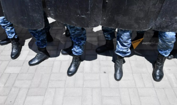 Բազմաթիվ ոստիկաններ շրջափակել են Փաշինյանի կեցավայրը