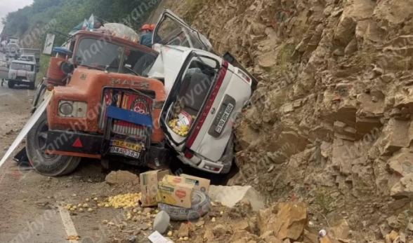 Սյունիքում գազ տեղափոխող իրանական համարանիշներով բեռնատարը բախվել է Nissan Elgrand-ին՝ այն սեղմելով ժայռին, կան վիրավորներ