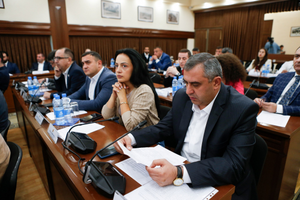 Заседание Совета старейшин Еревана: из 26 вопросов только 3 подлежат докладу (видео)