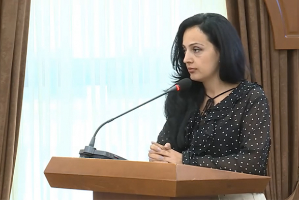 Книгу врага прижимают к груди, склоняют перед ним голову, а армянам грозят пальцем – Анна Аветисян (видео)