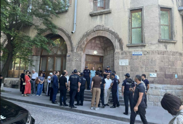 Около 30 человек в масках сегодня утром ворвались в здание Ширакской епархии (видео)