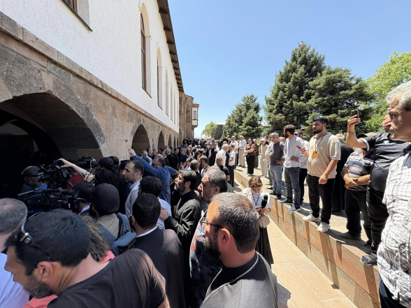 Власти перекрыли доступ верующего народа к Первопрестольному Святому Эчмиадзину