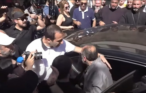 Граждане не позволили Микаелу Србазану поехать в Следственный комитет (видео)