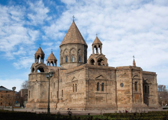 Святой Эчмиадзин осуждает арест архиепископа Аджапахяна как политическое преследование