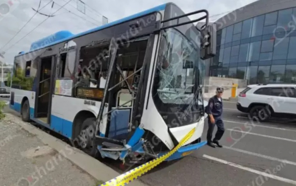 Երևանում ավտոբուսը բախվել է բետոնե եզրաքարին ու երկաթե էլեկտրասյանը. կան վիրшվորներ