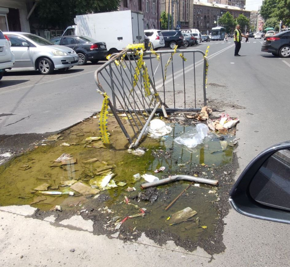 Խորենացի փողոցն է, 10 օրից ավելի է՝ այս պատկերն է