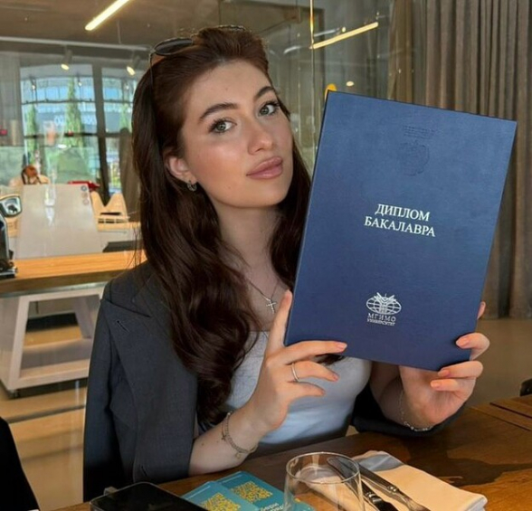 20-летняя дочь Гарика Мартиросяна окончила МГИМО