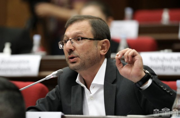 Խուզարկել են Գեղամ Մանուկյանի տունը, որդուն՝ Տարոնին, ձերբակալել (տեսանյութ)