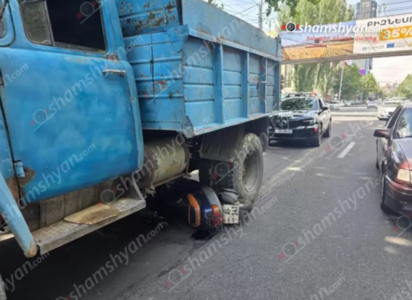 Երևանում մոտոցիկլի և բեռնատարի բախման հետևանքով մոտոցիկլը հայտնվել է «ԶԻԼ» բեռնատարի տակ, մոտոցիկլավարը տեղափոխվել է հիվանդանոց