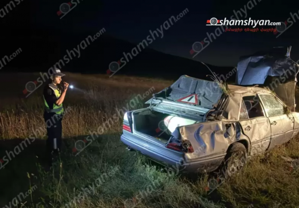 Արագածոտնի մարզում «Mercedes»-ը մի քանի պտույտ շրջվելով հայտնվել է դաշտում. բժիշկներին չի հաջողվել 3 վիրավորներից 20-ամյա և 21-ամյա տղաների կյանքը փրկել