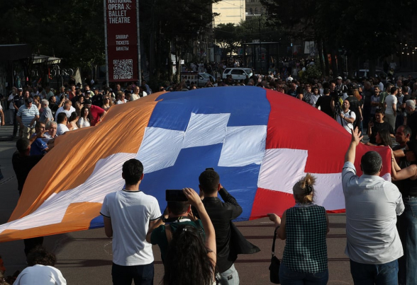 Արցախցիները կառավարության դիմաց ակցիա են իրականացնում (տեսանյութ)