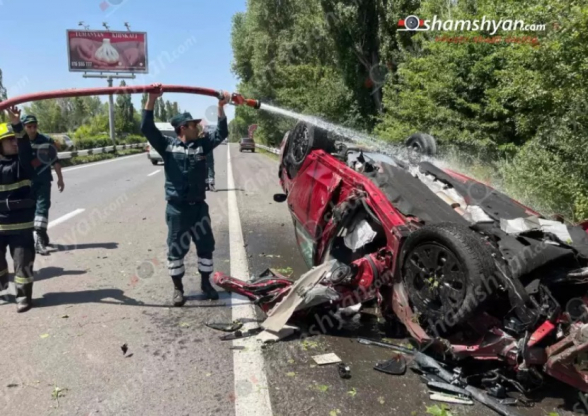 Կոտայքում «Ford Fusion»-ը բախվել է երկաթե արգելապատնեշներին, ապա ծառին ու գլխիվայր շրջվել. կա տուժած