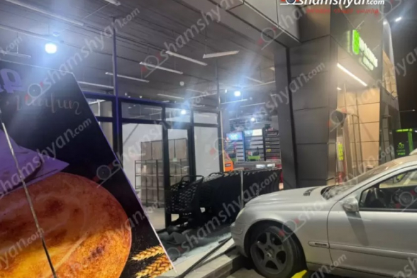 Զովունիում «Mercedes»-ը հայտնվել է սուպերմարկետի տարածքում