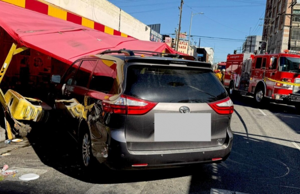 Լոս Անջելեսում մեքենան մխրճվել է ամբոխի մեջ