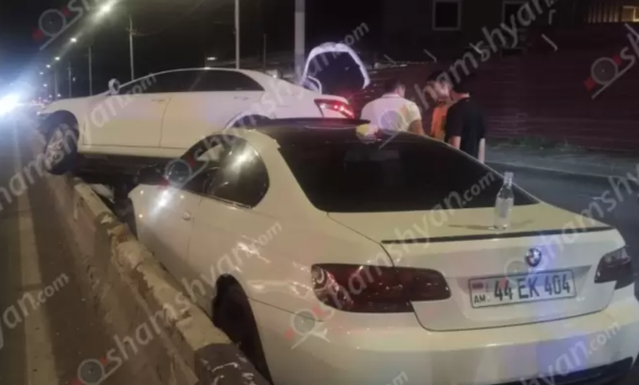 Իսակովի պողոտայում բախվել են «BMW»-ն և «Toyota»-ն. վերջինը մասամբ հայտնվել է բաժանարար գոտու բետոնե արգելապատնեշի վրա