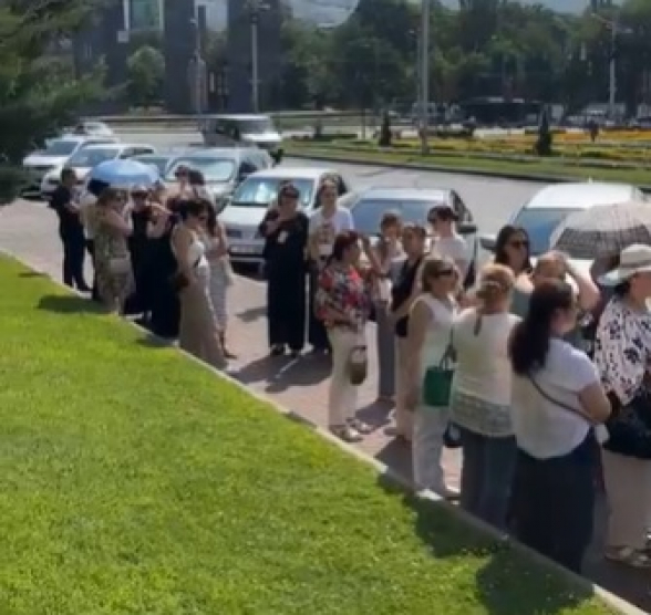 Պուշկինի անվան դպրոցի ծնողներն ու աշխատակիցներն ակցիա են անում քաղաքապետարանի դիմաց (տեսանյութ)