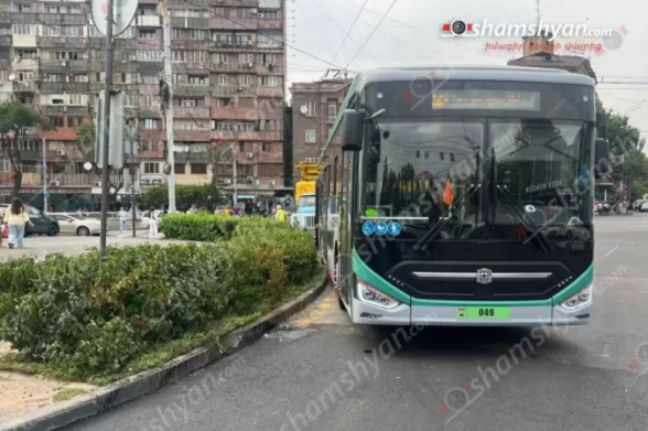 Երևանում թիվ 2 երթուղին սպասարկող տրոլեյբուսը բախվել է լուսացույցի լարերին, ինչի հետևանքով այն ընկել է «Opel»-ի վրա