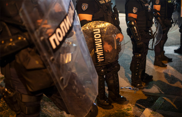 Более 40 полицейских пострадали в беспорядках в Сербии минувшей ночью