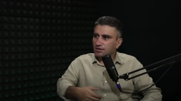 Пашинян похож на студентку с подкашивающимися ногами: Трамп заявил, что он – их папик (видео)