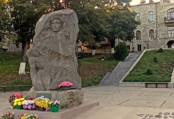 Ստեփանակերտի կենտրոնում nչնչացվել է Աշոտ Ղուլյանի հուշարձանը